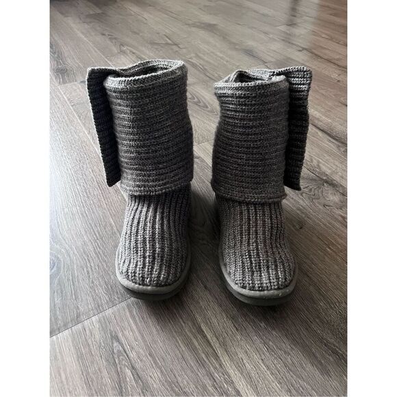 UGG Women's Classic Cardy Winter Boot size 7 - Picture 2 of 8